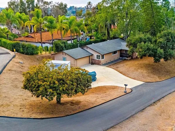 213 Beaumont Dr, Vista, CA 92084