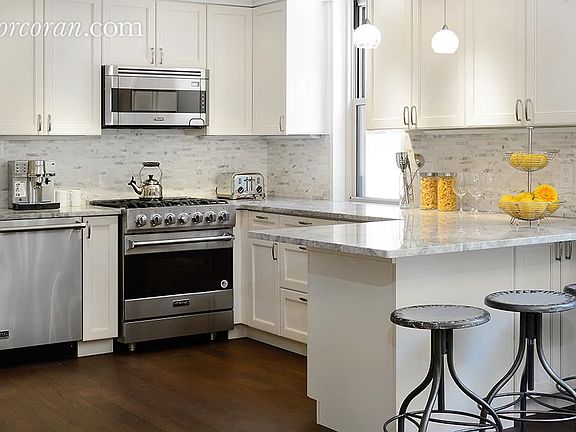 4th image of 555 Main St APT 1402