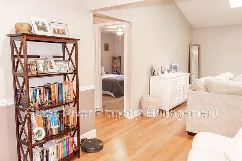 3 bed, 2.0 bath, 1960 sqft, $2,700 — Photo 4