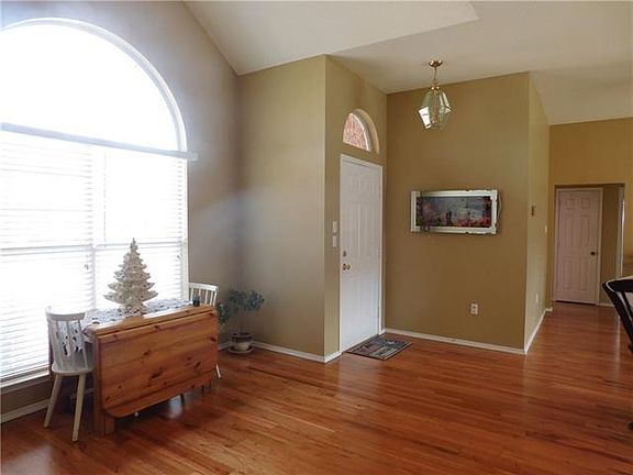 2nd image of 912 Valley View Dr