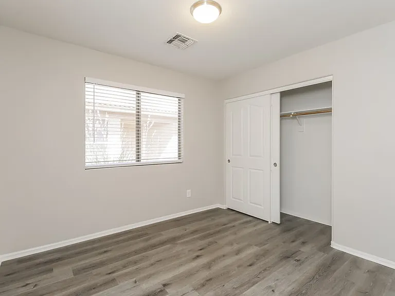 1427 E Vernoa St — Photo 12