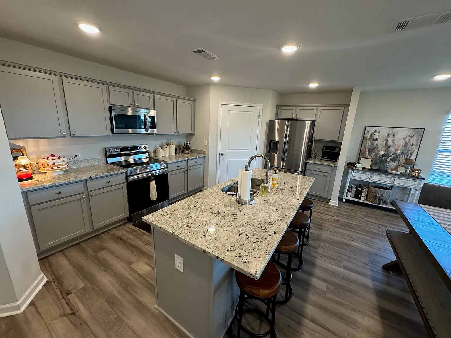 3 bed, 1799 sqft, $1,995 — Photo 2