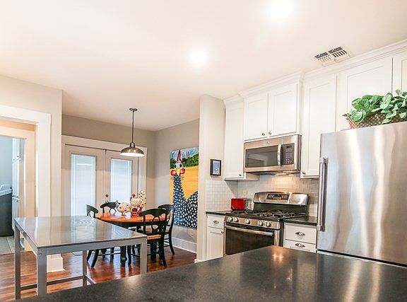5th image of 409 Plum St