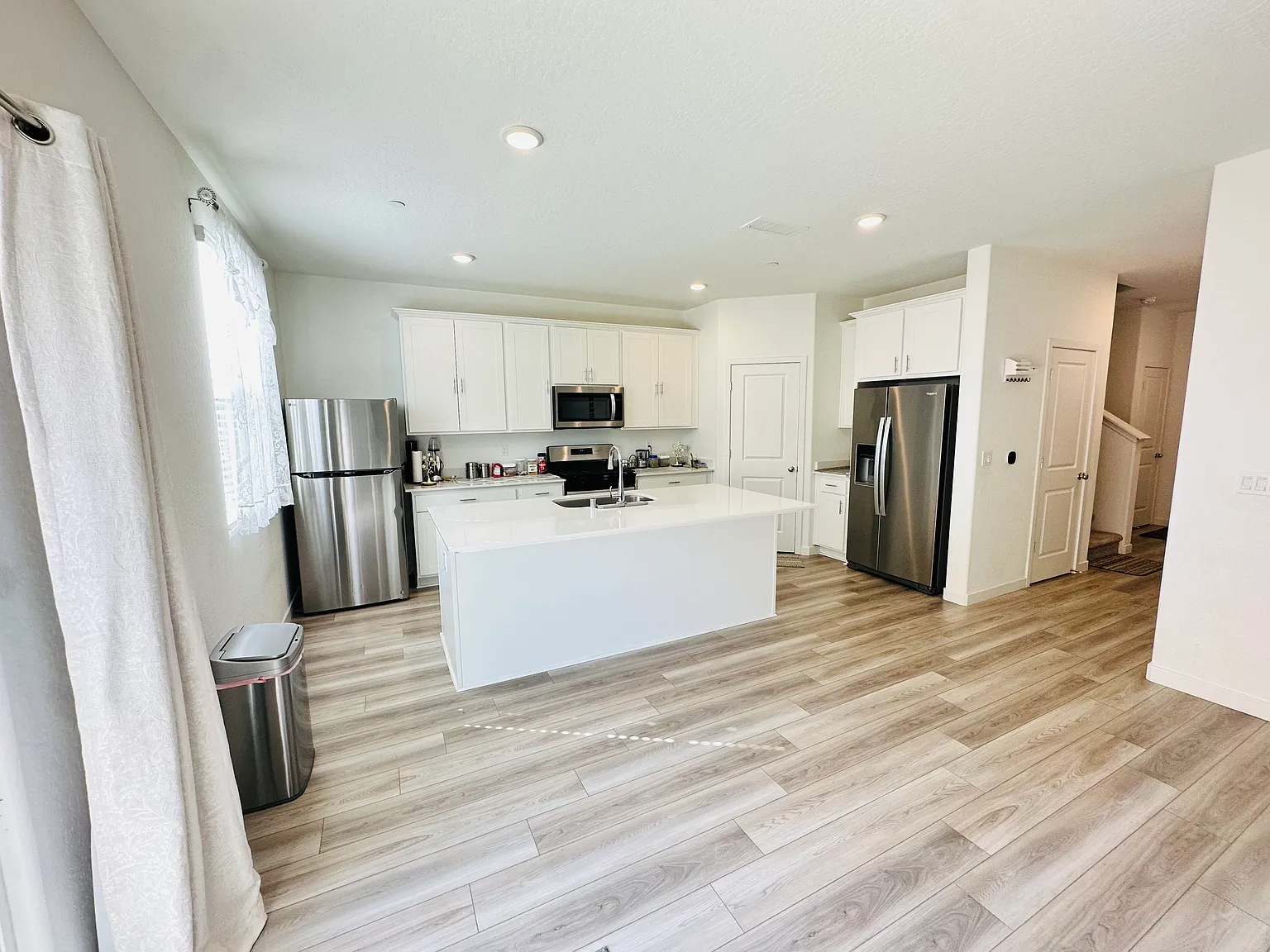 4 bed, 1924 sqft, $2,800 — Photo 2