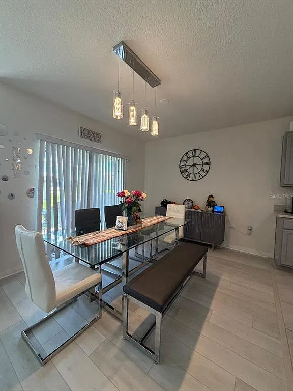 4 bed, 2.0 bath, 1851 sqft, $2,200 — Photo 4
