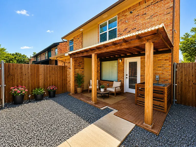 Another view of the patio & yard