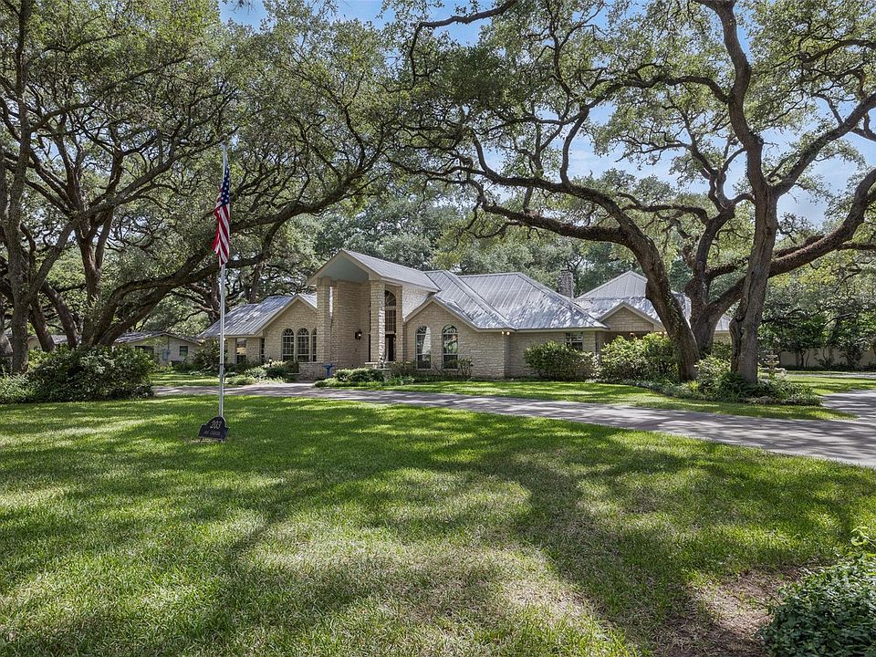 1st image of 203 Oak Cluster Dr