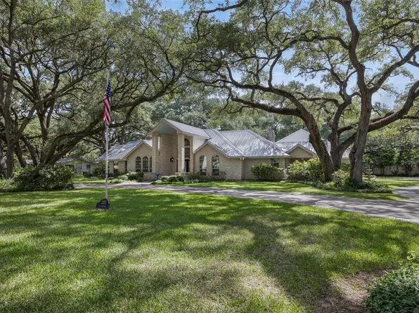 203 Oak Cluster Dr, Columbus, TX 78934