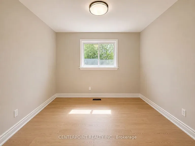12 Hobart Dr — Photo 4