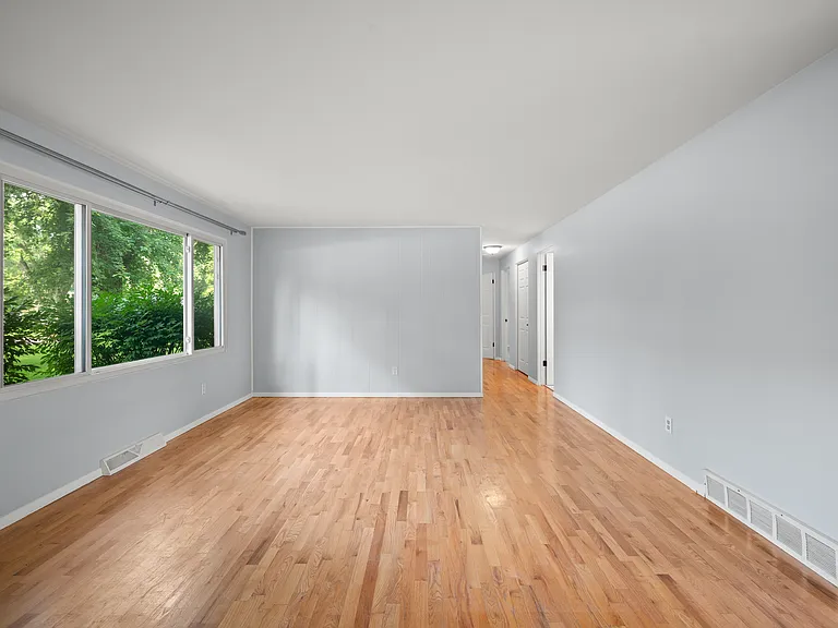 1597 Edward Dr — Photo 5