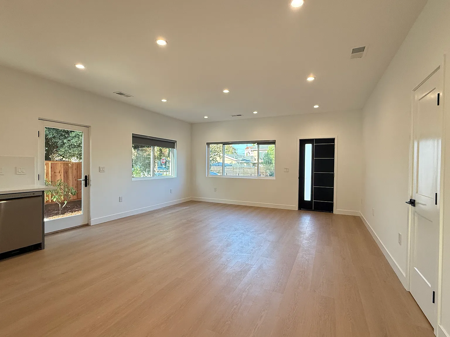 3 bed, 1200 sqft, $6,800 — Photo 4