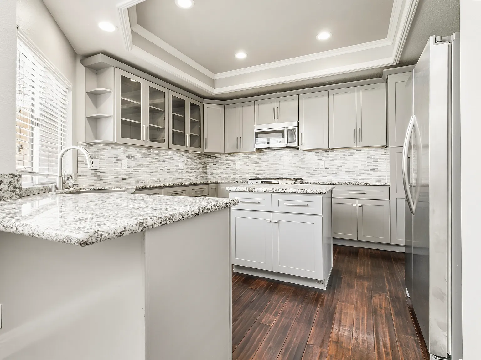 3 bed, 2.5 bath, 2421 sqft, $5,800 — Photo 4