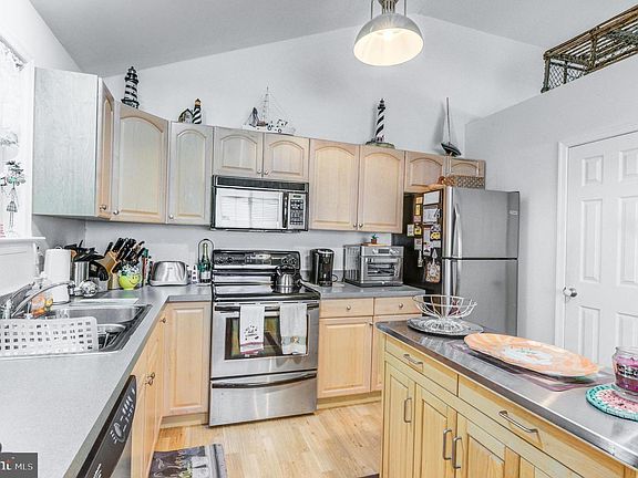 3rd image of 20 Camelot Cir