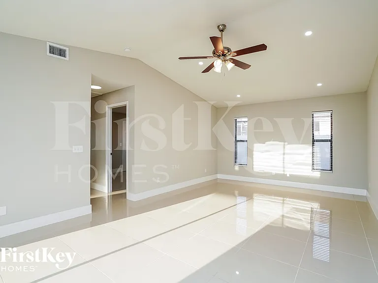 708 NE 7th Ter — Photo 9