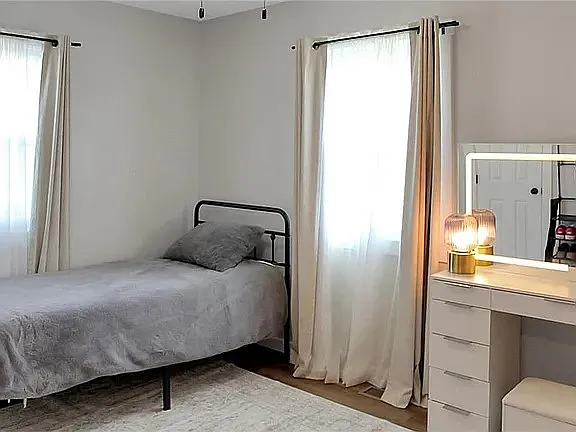 726 W Broadway St — Photo 10