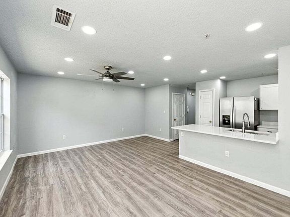3rd image of 303 Crooked Pine Trl