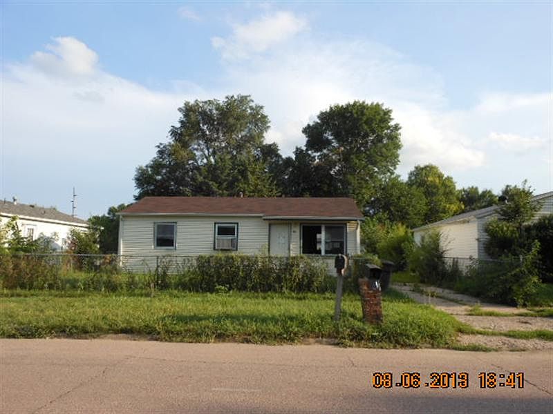 1st image of 726 E 11th St