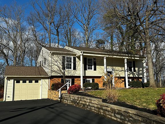 3rd image of 3315 Hollyfield Cir