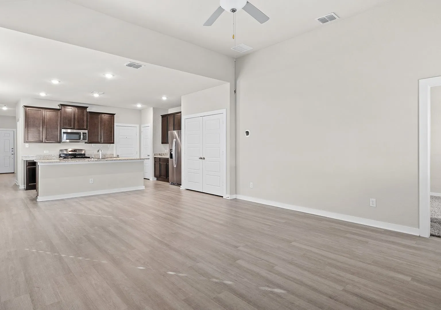 4 bed, 2.5 bath, 2199 sqft, $2,000 — Photo 3