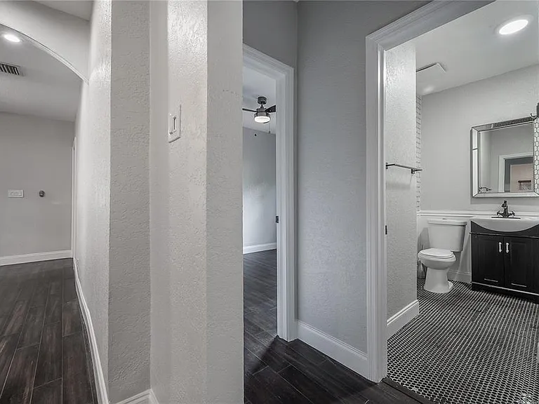 1222 E Curtis St — Photo 10