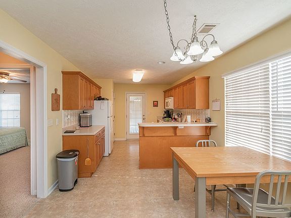 4th image of 211 Fox Haven Dr