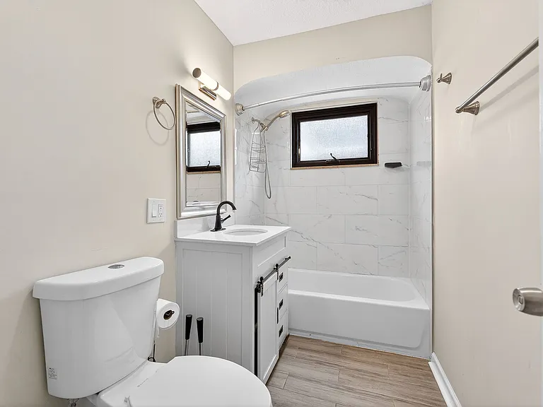 Full bathroom - first floor