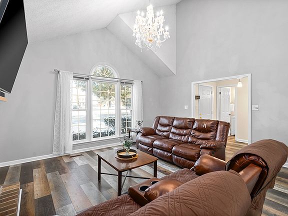 5th image of 104 Iris Ct