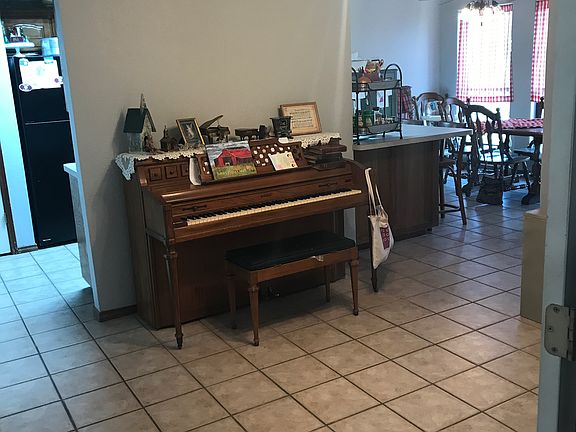 2nd image of 204 Country View Ln