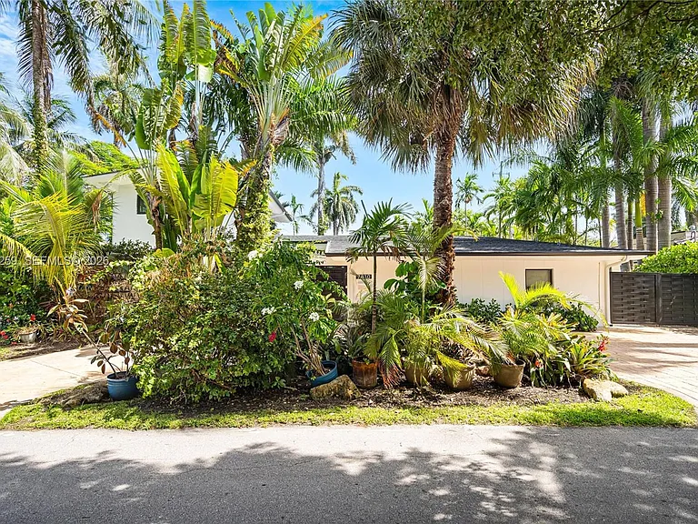 7810 Beachview Dr — Photo 52