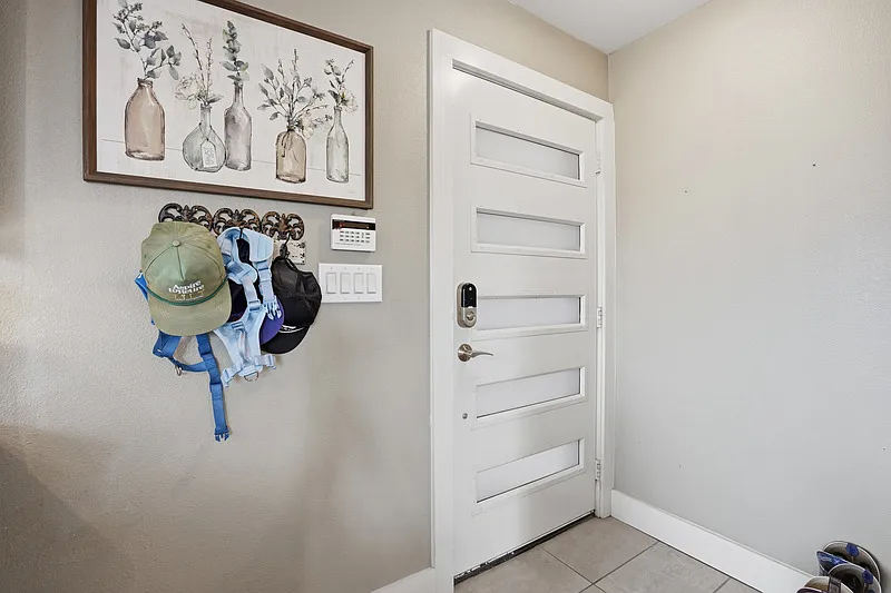2 bed, 2.0 bath, 1300 sqft, $2,450 — Photo 3