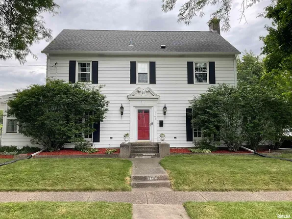 1108 W High St, Davenport, IA 52804
