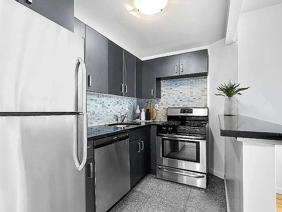 3rd image of 540 W 50th St APT 4c