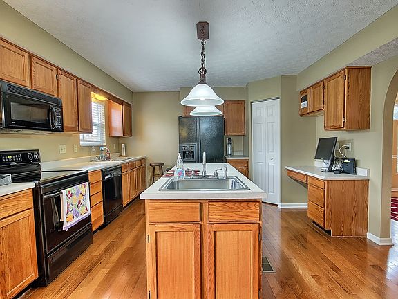 4th image of 224 Mackenzie Dr