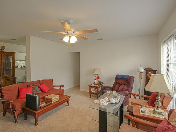 3rd image of 41 Laurie Dr