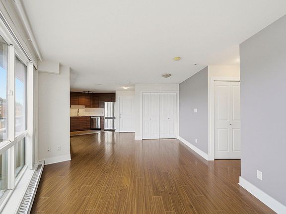 4th image of 4338 Commercial St #201