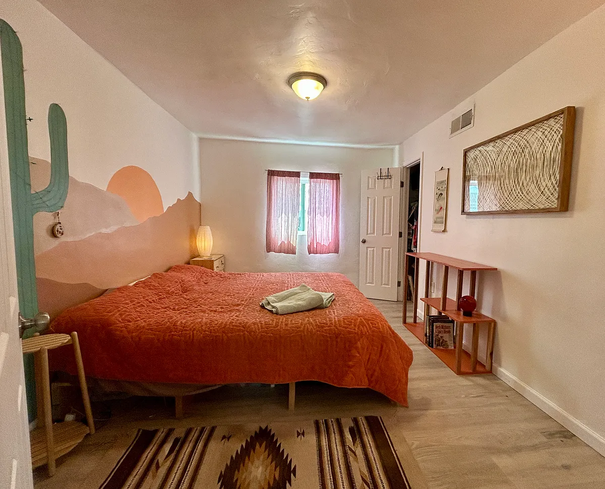 Building Photo - 206 E 24th St #1/2