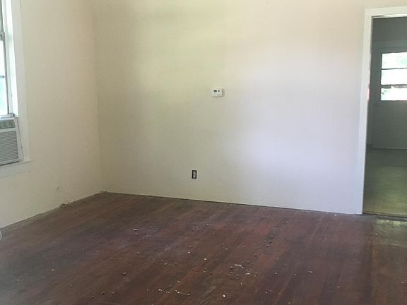 3rd image of 711 Wisely St