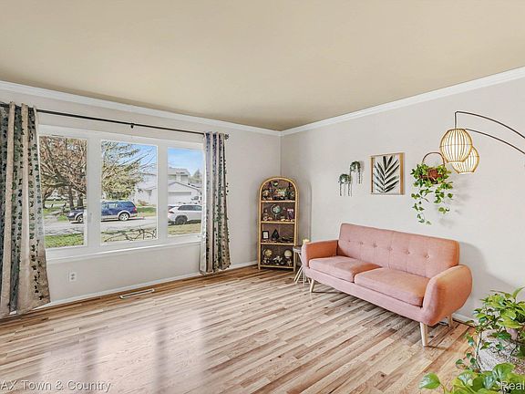 3rd image of 527 Spring Ln