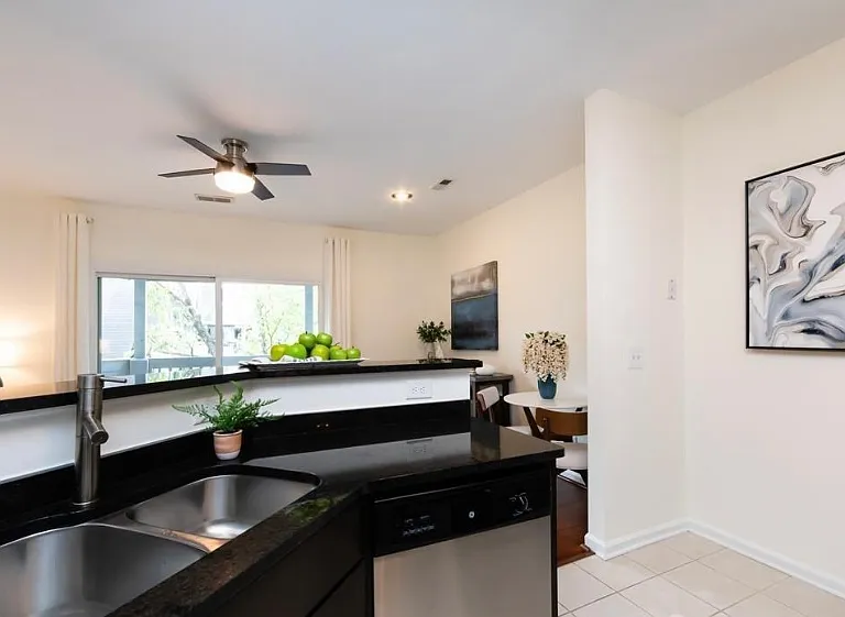 525 N Graham St — Photo 10