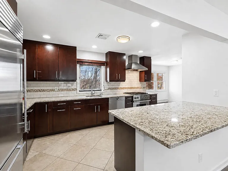 682 Floyd St — Photo 4