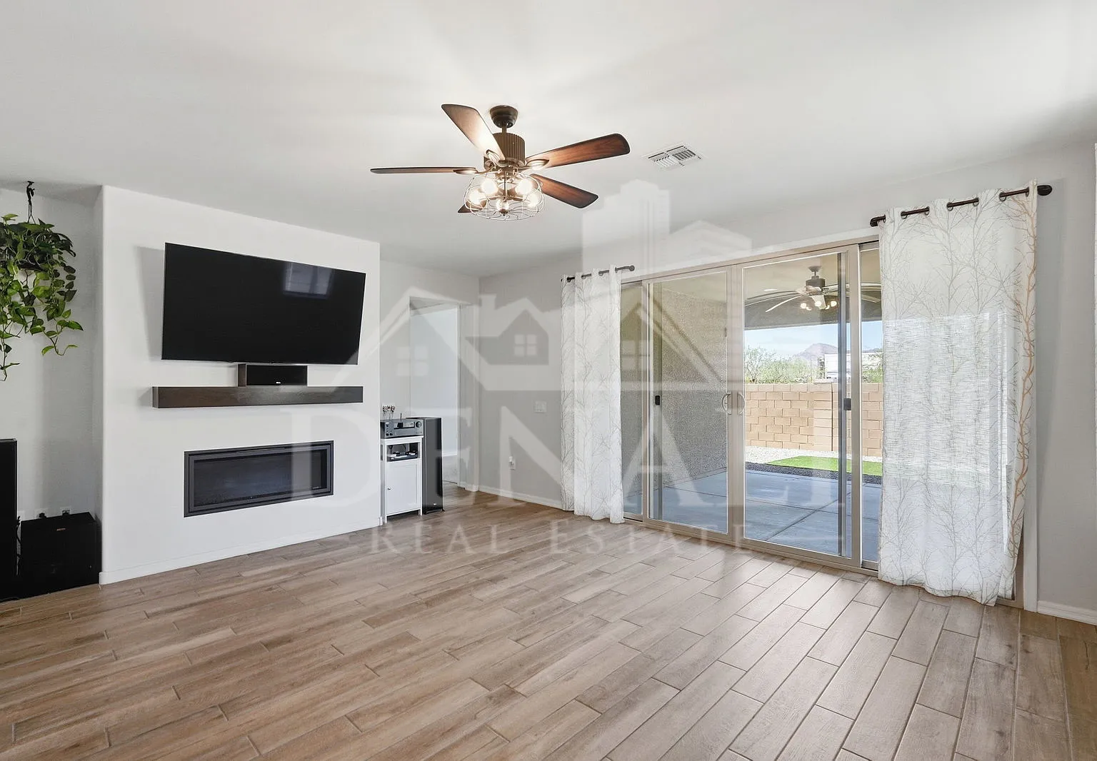 3 bed, 2.0 bath, 2223 sqft, $2,095 — Photo 4