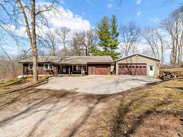 2487 125th Dr, Marengo, IA 52301