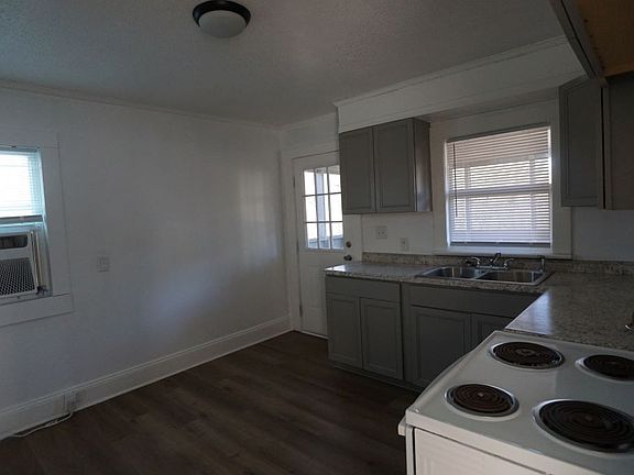 4th image of 611 11th Street Pl SW