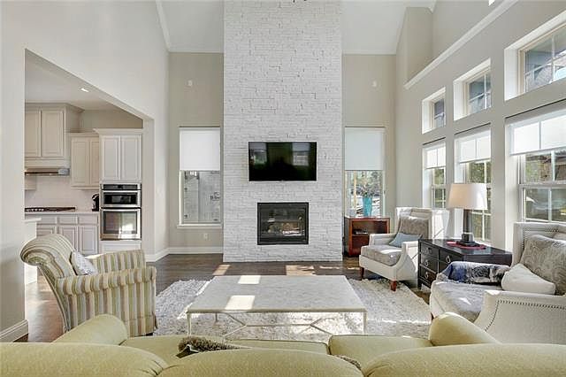 1st image of 6805 Royal View Dr