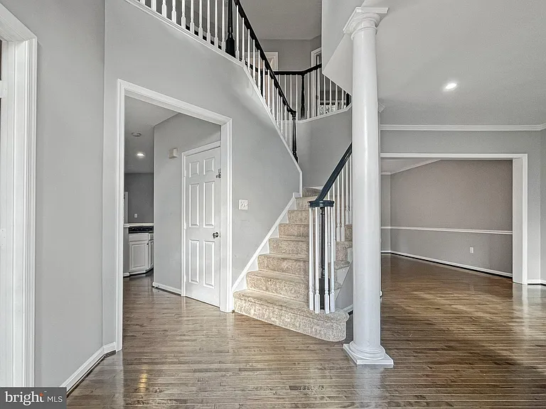 214 W Locust St — Photo 16
