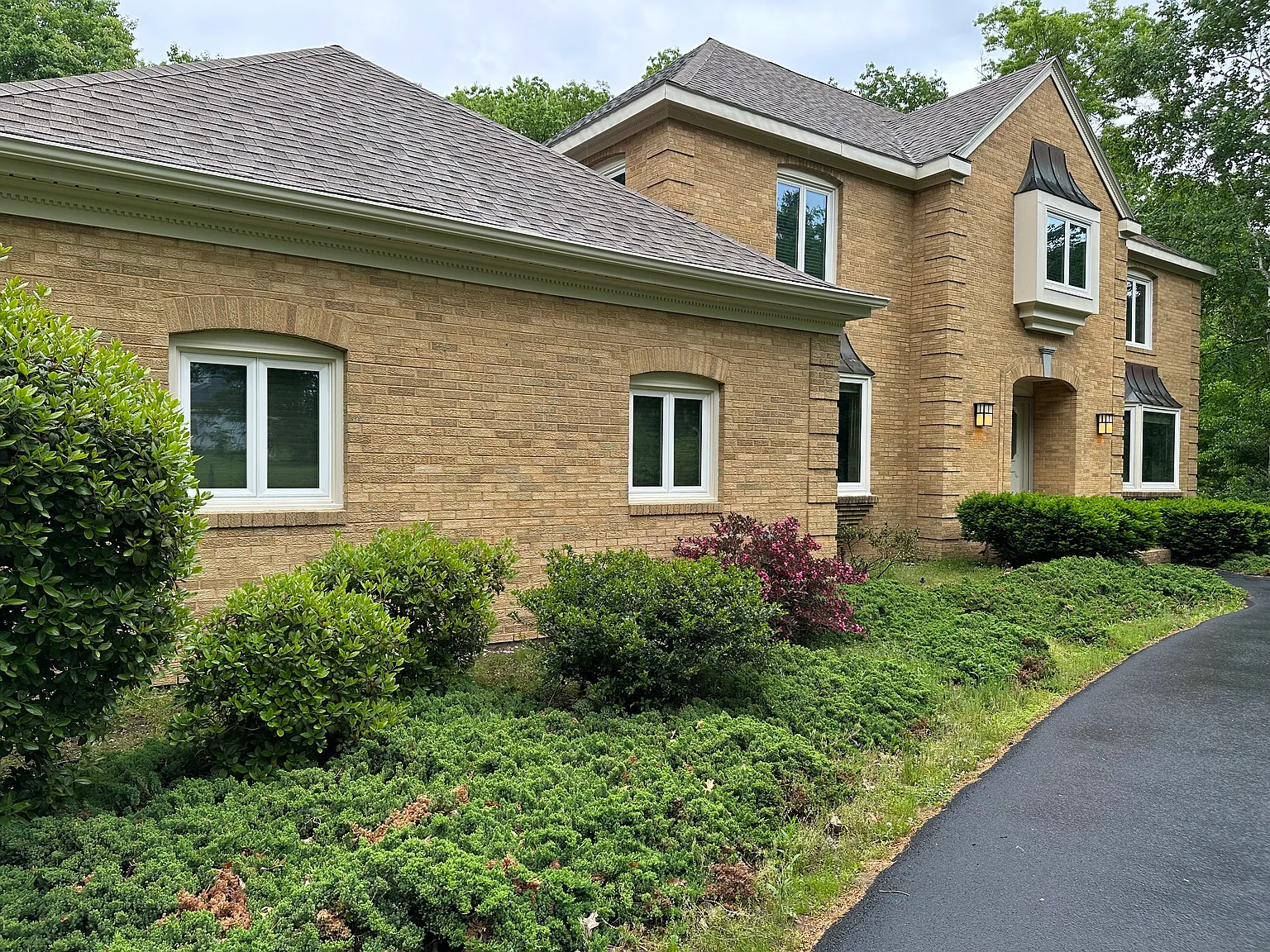 4 bed, 2.5 bath, 3700 sqft, $5,295 — Photo 2