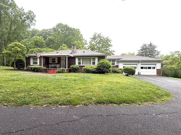 842 Burnett Station Rd — Photo 2
