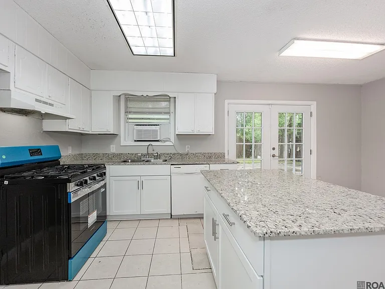 7224 Meadow Park Ave — Photo 6