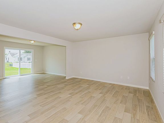 4th image of 613 Courtyard Pl