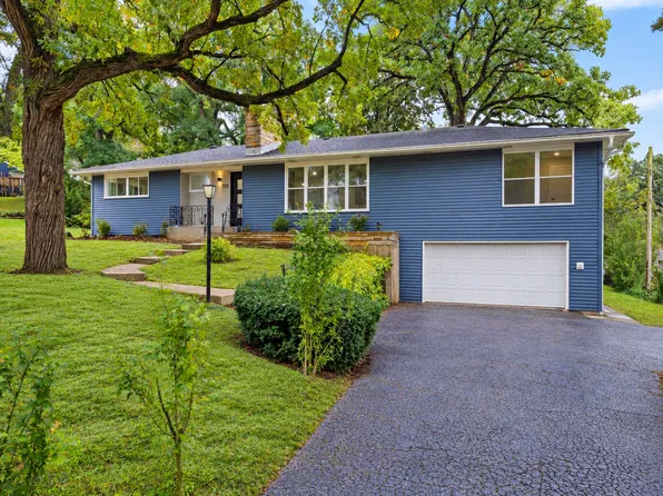 355 Hiawatha Dr, Lake In The Hills, IL 60156